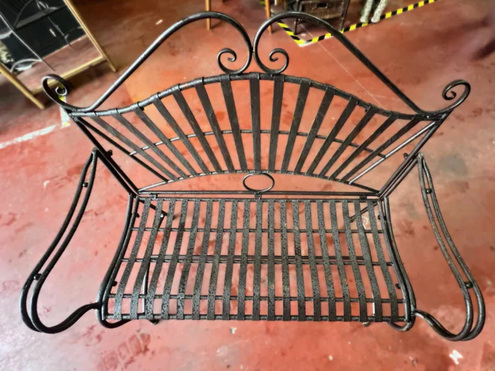 Un banc de jardin en fer forgé