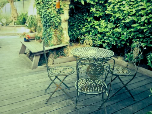 Un salon de jardin en fer forgé sur une terrasse