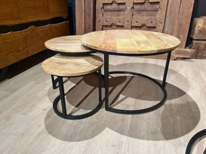 Trois tables basses empilables en bois de manguier