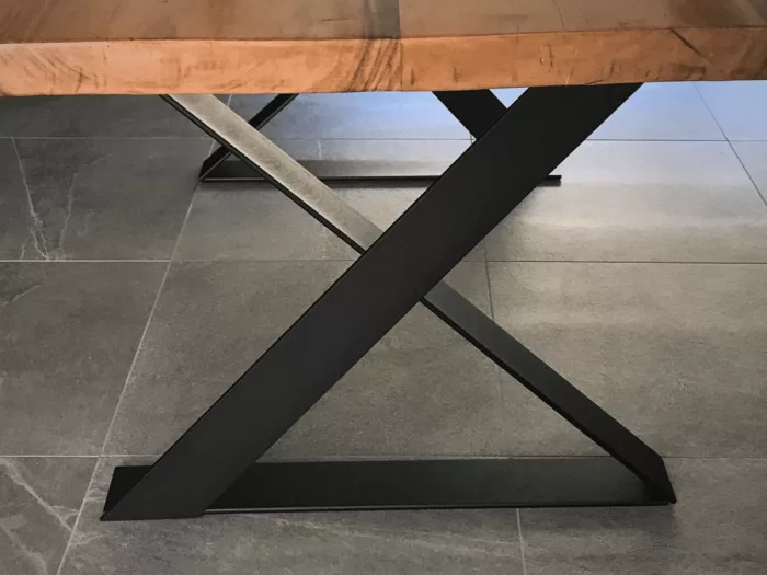 Un pied de table croisés en acier pour table sur-mesure