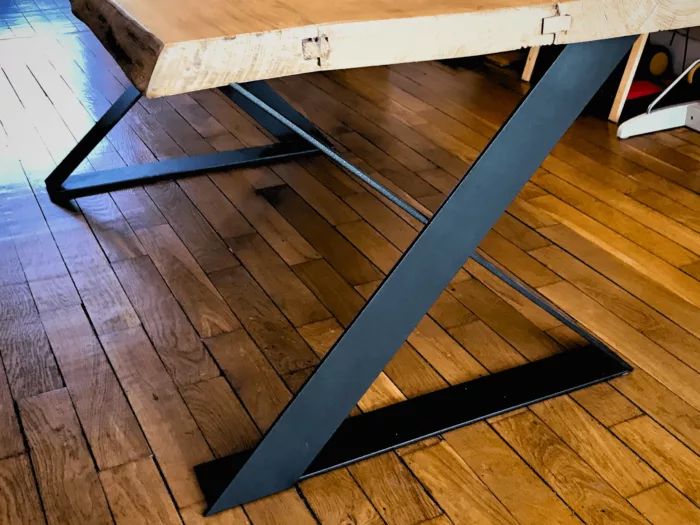 Des pieds de table croisés en acier dans un salon