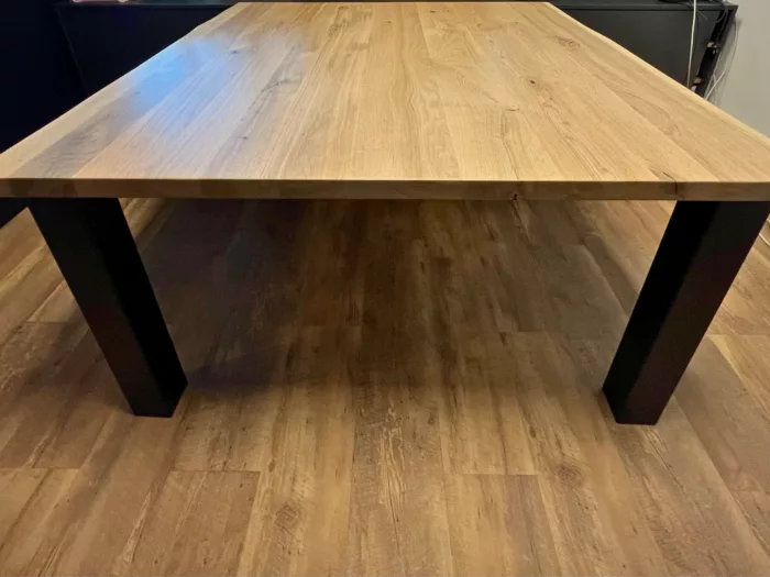 Un pied de table carré en acier