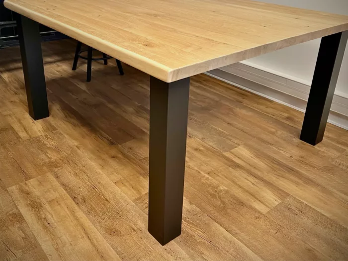 Des pieds de table carré en acier