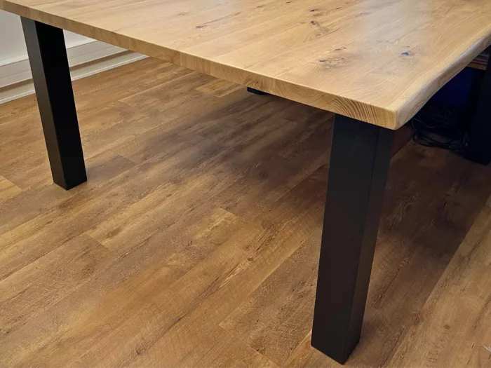 Des pieds de table carrés en acier