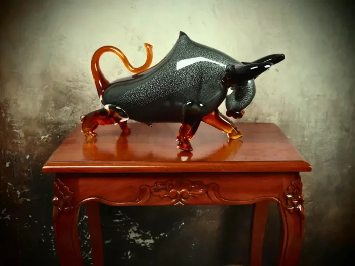 Une sculpture de taureau moderne en verre sur une console