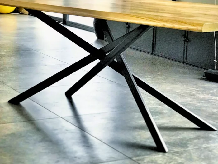 Un pied de table Mikado en acier