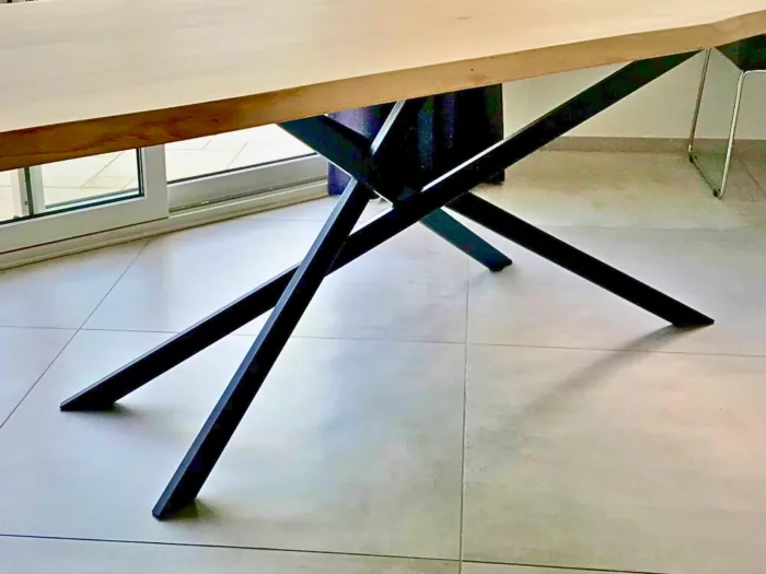 Un pied de table Mikado en acier noir