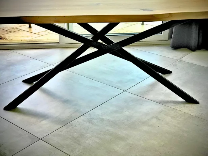 Un pied de table en forme de Mikado