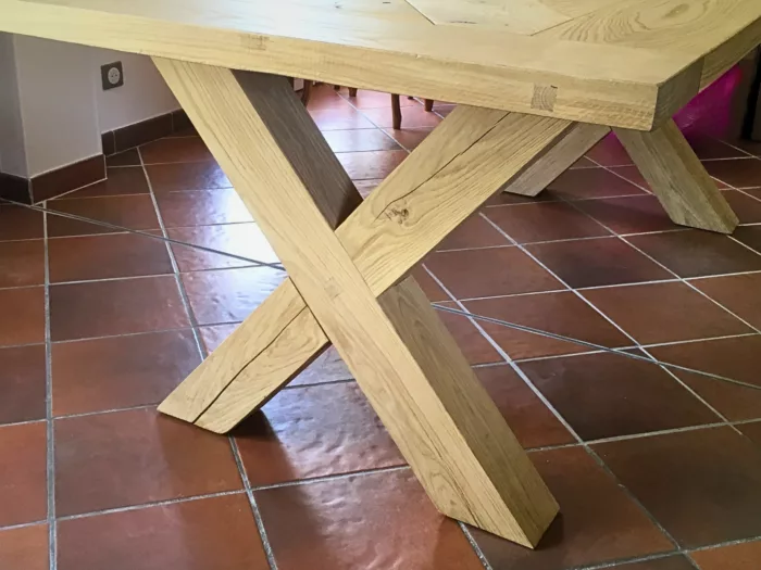 Un pied de table croisé en bois massif