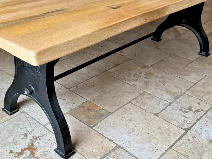 Un pied de table style industriel en fonte