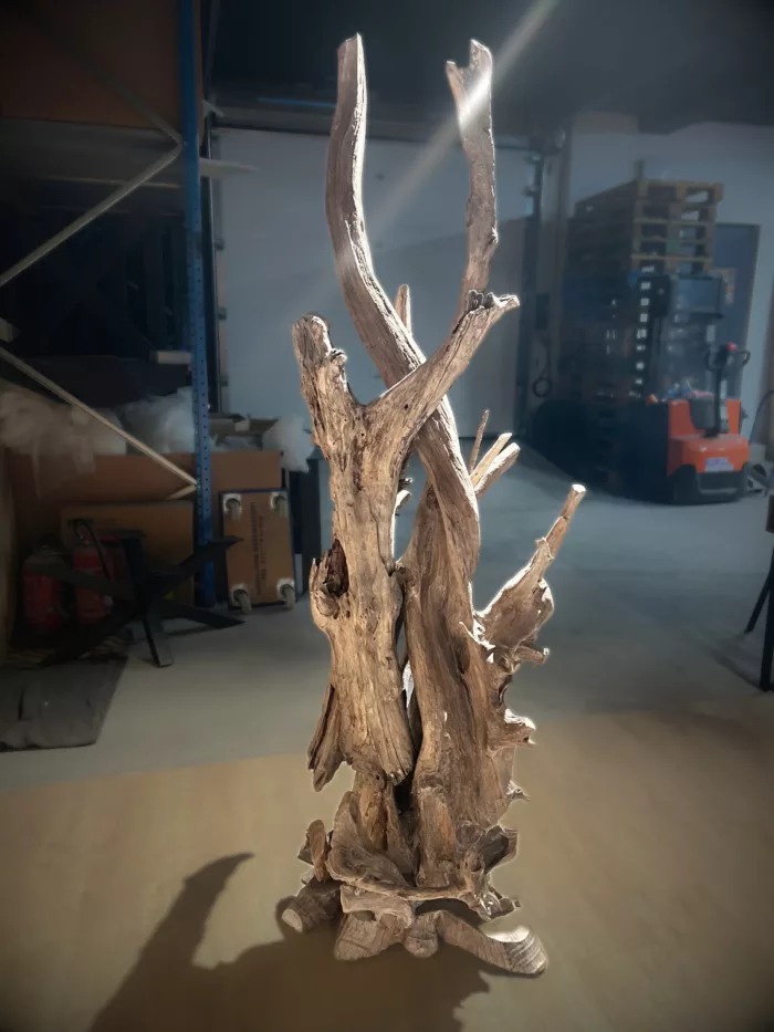 Une grande sculpture en bois flotté