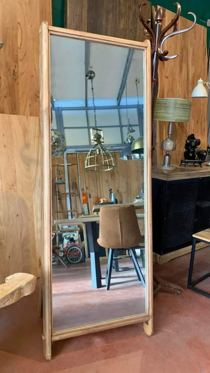 Un grand miroir en bois avec pied