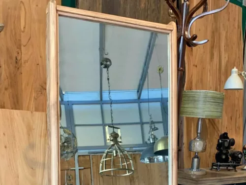 Les détails d'un grand miroir sur pied en bois