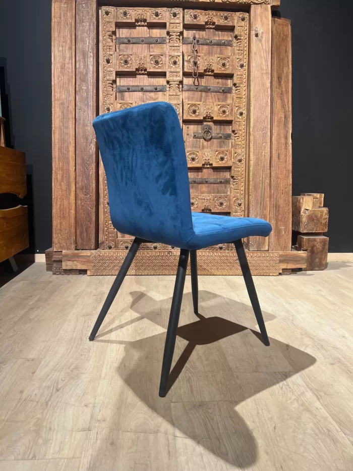 Une chaise en velours bleu