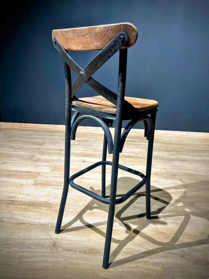 Un grand tabouret de bar en bois et métal