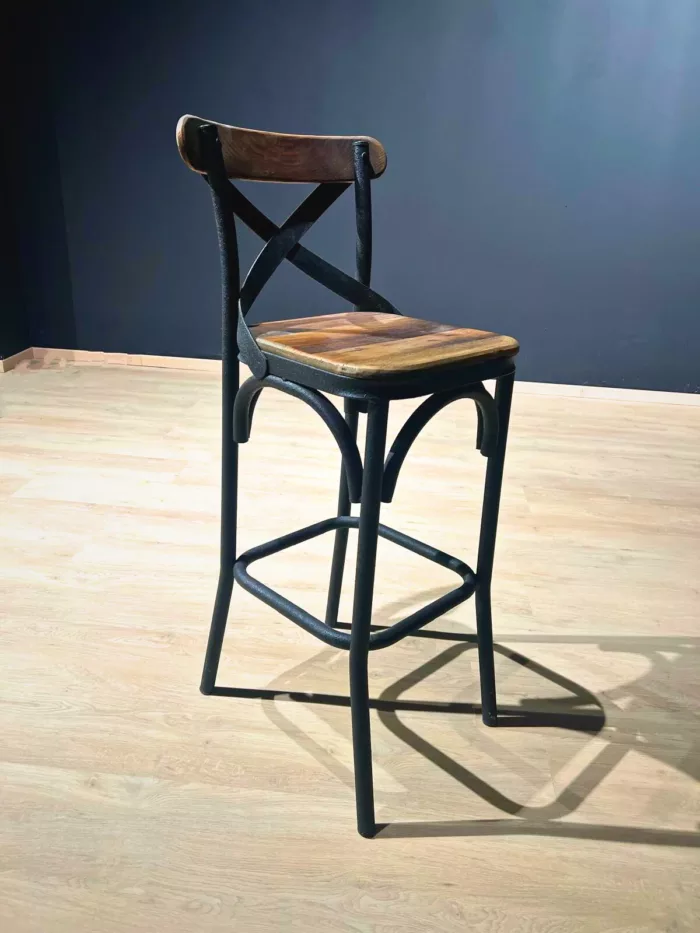 Un tabouret de bar en bois et métal