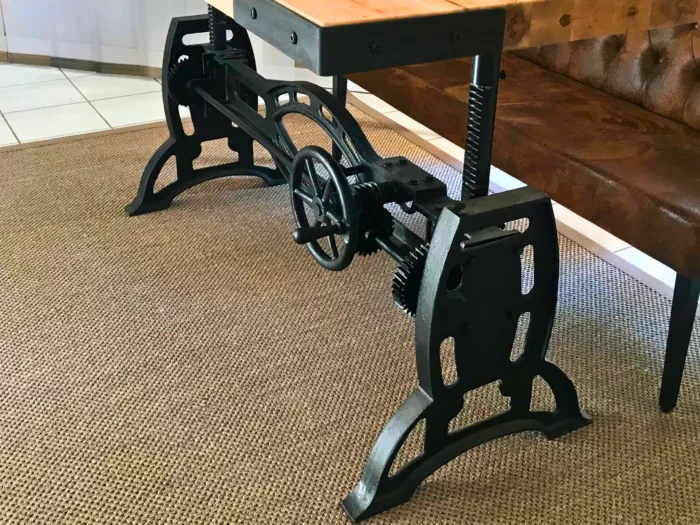 Un pied de table à manger élévateur en fonte