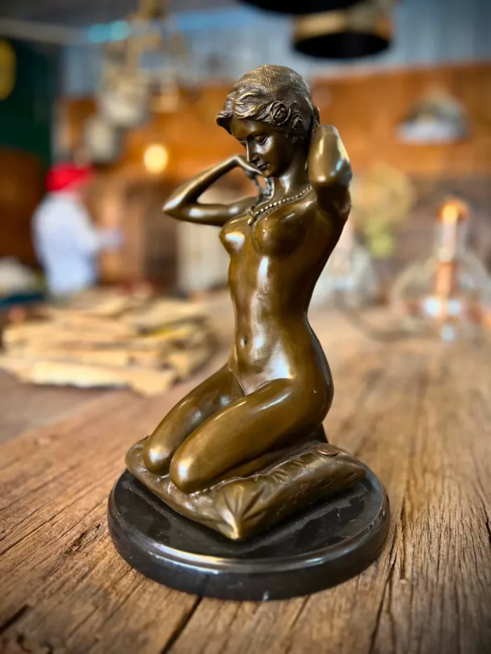 Une sculpture en bronze de femme