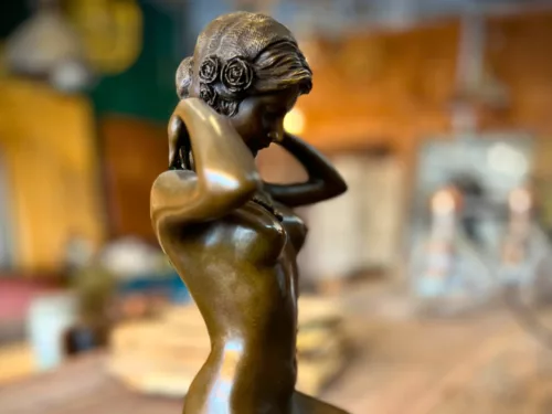 Le détail d'une sculpture en bronze de femme