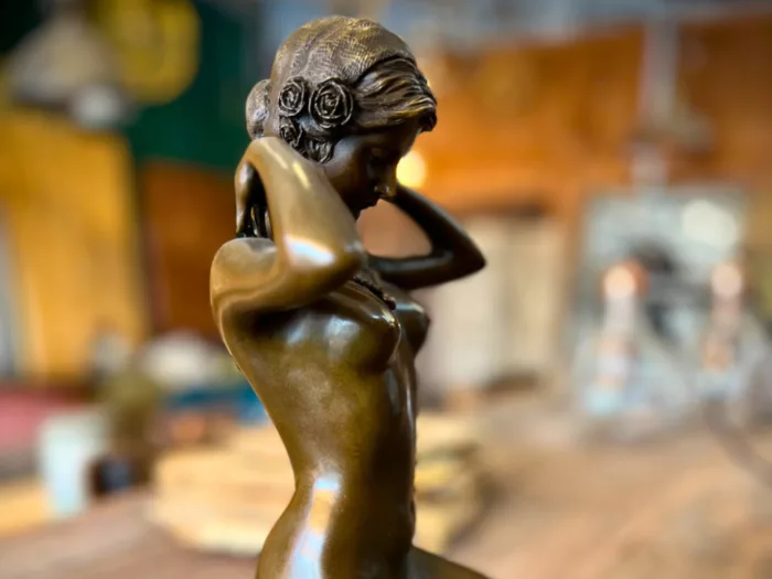 Le détail d'une sculpture en bronze de femme