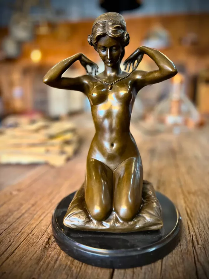 Une petite statue en bronze de femme