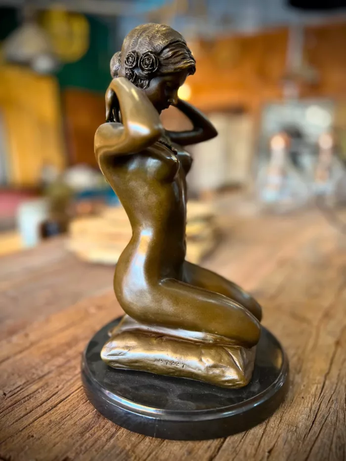 Une statuette en bronze de femme