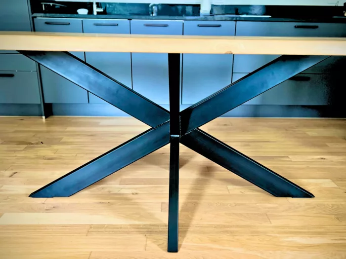 Un pied de table Etoile en acier noir