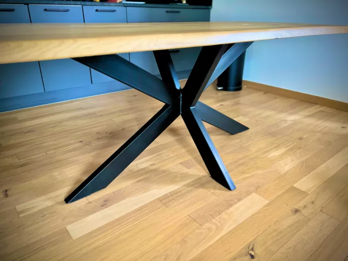 Une table avec un pied Étoile en acier