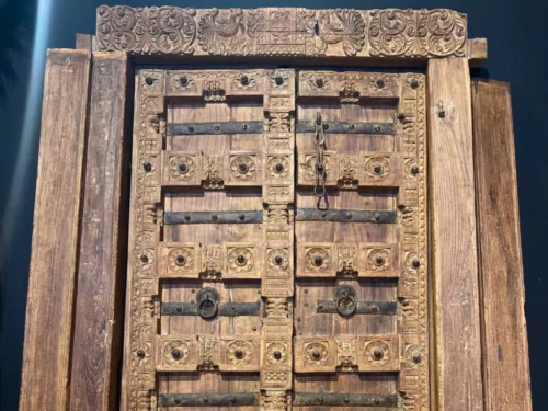 Des portes indiennes sculptées en bois