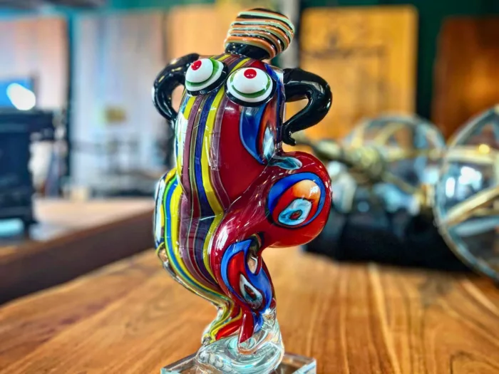 Une statuette en verre d'une déesse