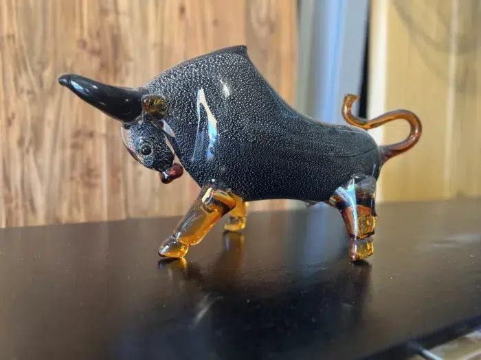 Une sculpture de taureau moderne en verre