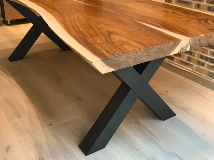 Un pied de table croisé en acier noir