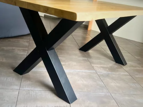 Un pied de table en forme de croix en acier