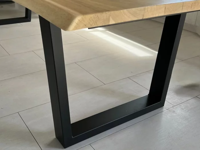 Un pied de table en forme de trapèze inversé