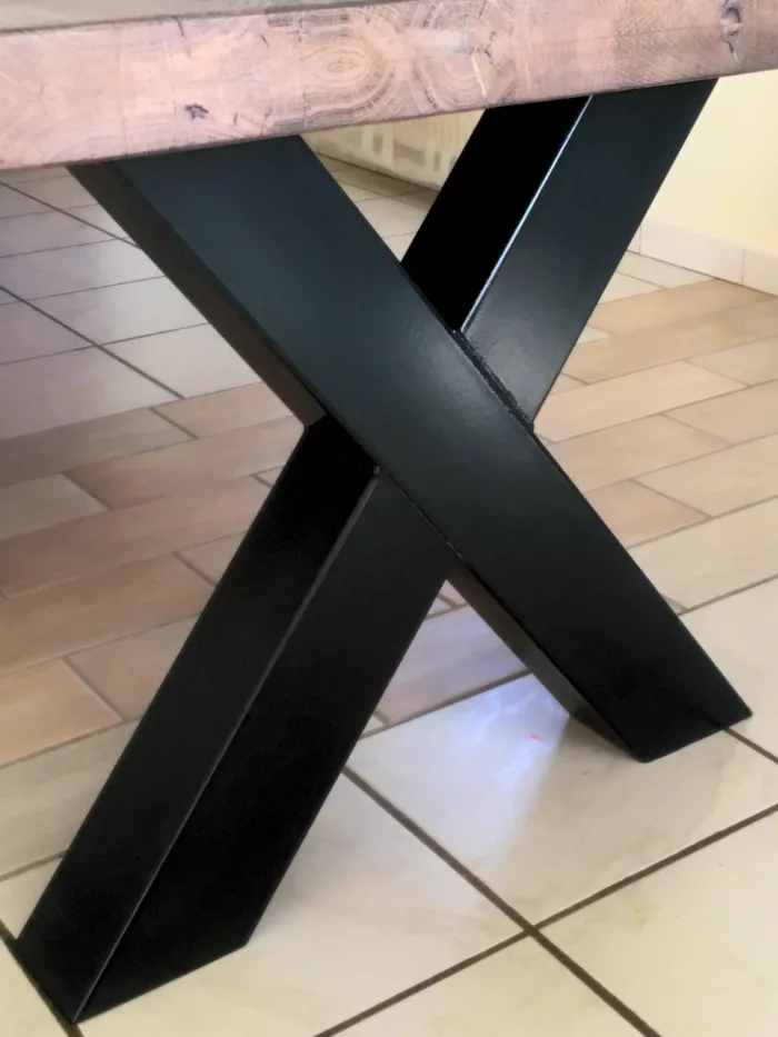 Un pied de table Croix en acier noir mat