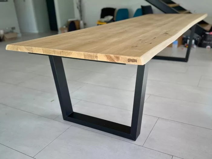 Une table avec des pied en forme de trapèze inversé