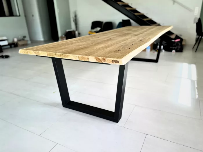 Une table rectangulaire en bois dans une salle à manger