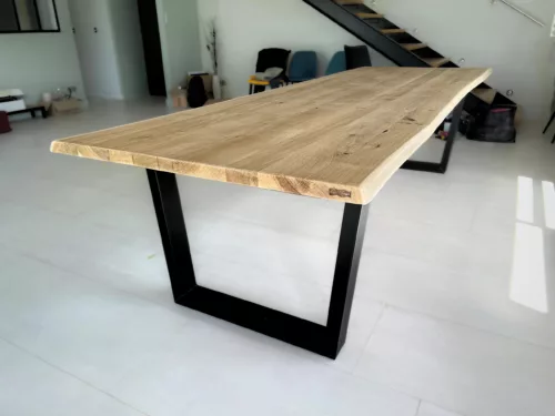 Une table rectangulaire en bois massif dans un salon