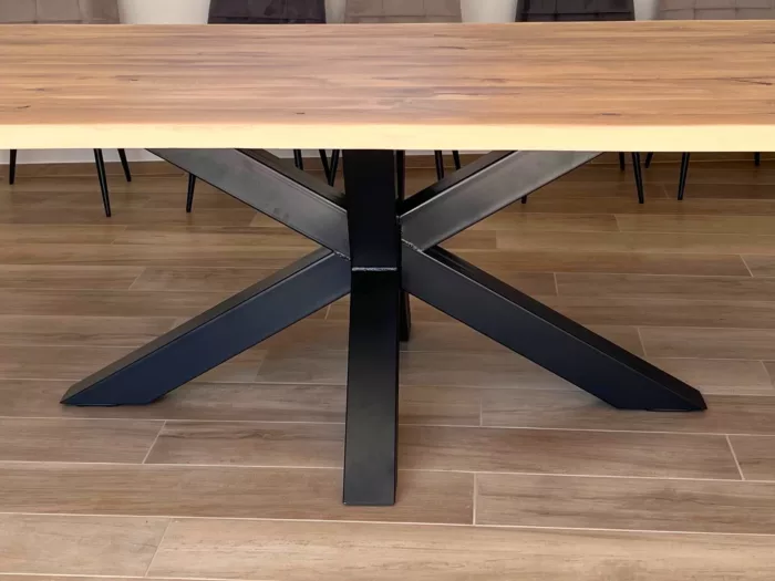 Une table avec un pied en métal noir