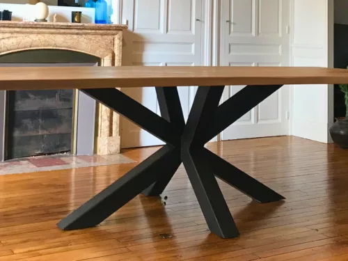 Un salon avec une table au pied en métal noir
