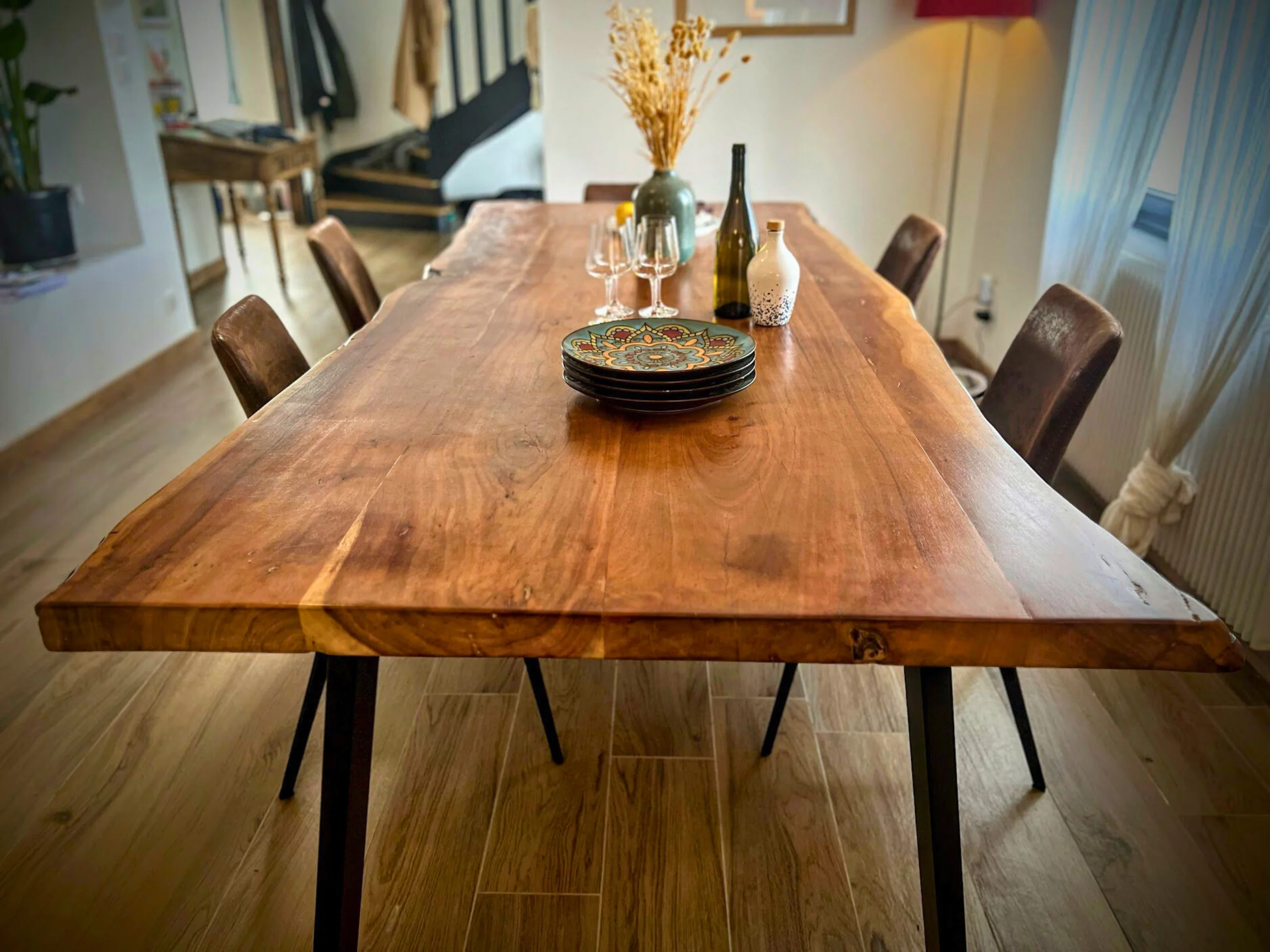 Une table à manger bien dimensionnée dans un salon