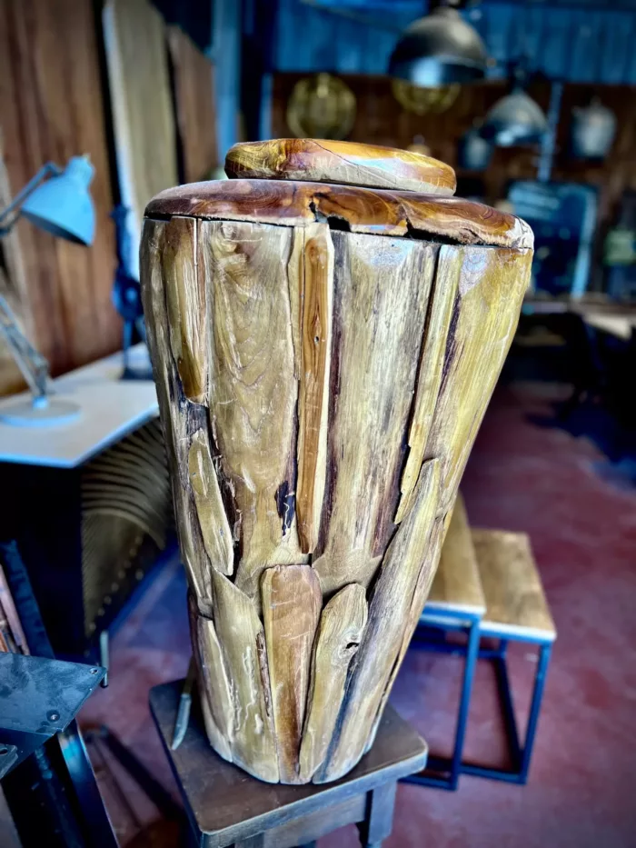 Un grand vase en bois flotté dans une boutique