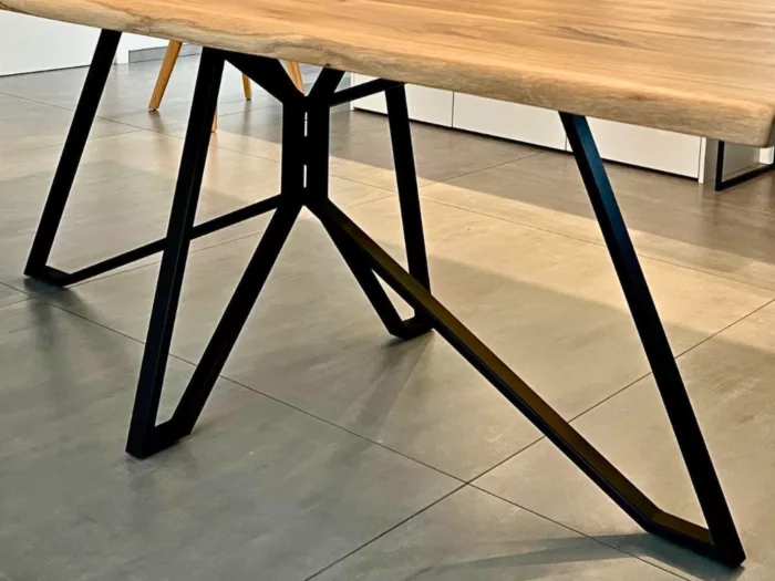 Un pied de table Spider en acier noir