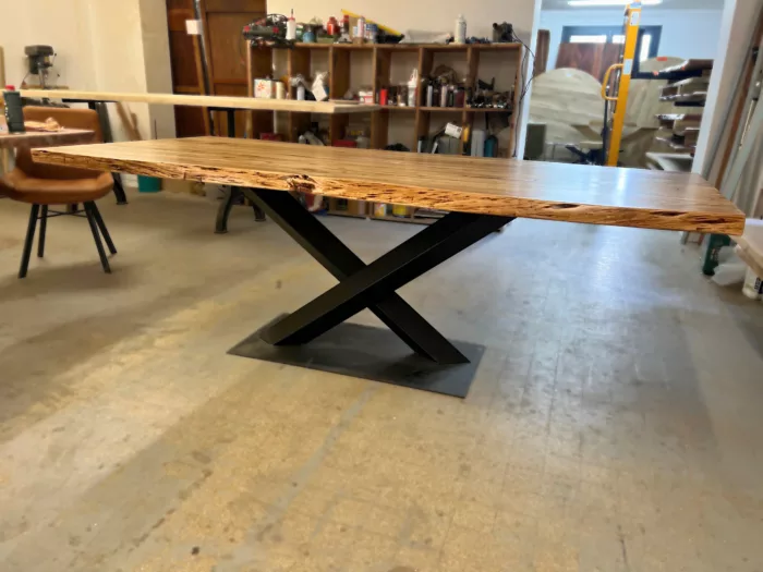 Une table à manger avec un pied central noir