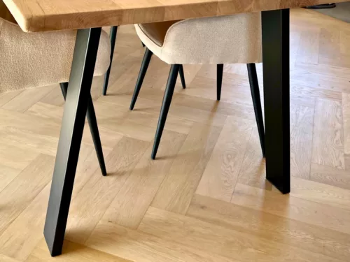 Des pieds de tables en acier noir