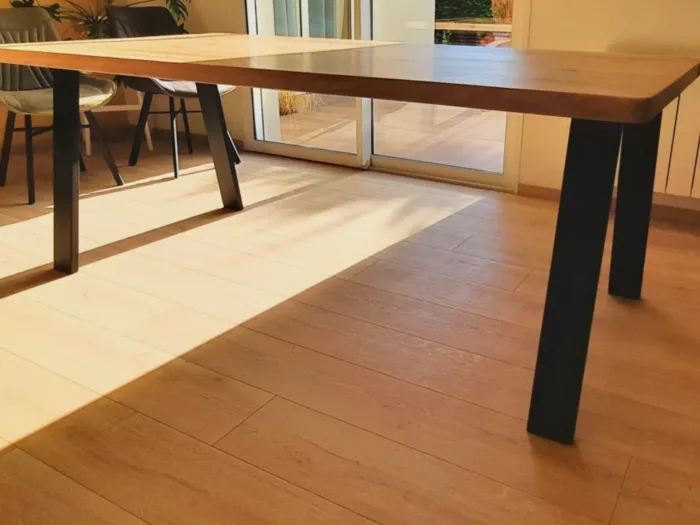 Une table avec des pieds en acier noir