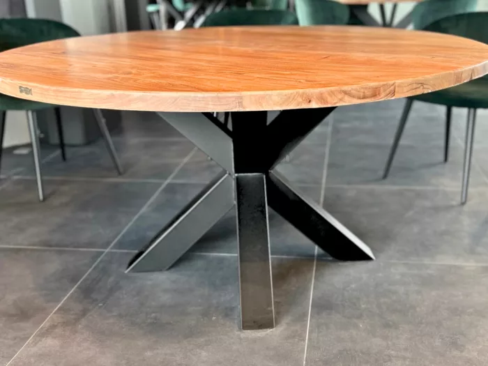 Un pied de table à manger ronde