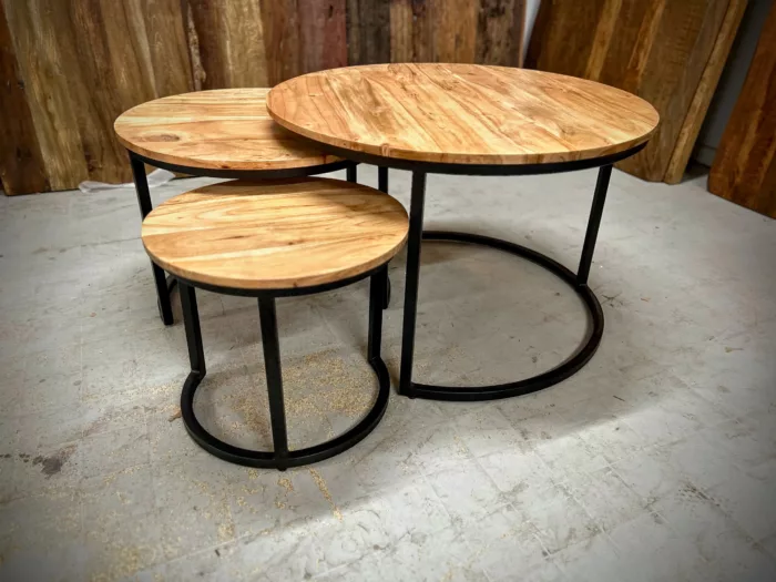 Trois tables d'appoint rondes en acacia