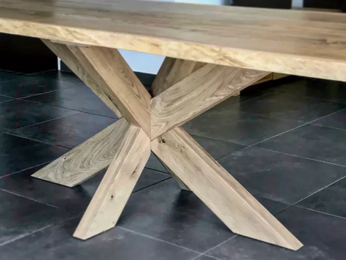 Un pied de table à manger en chêne