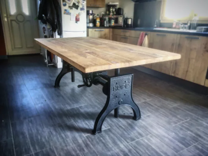 Une table à manger réglable en hauteur